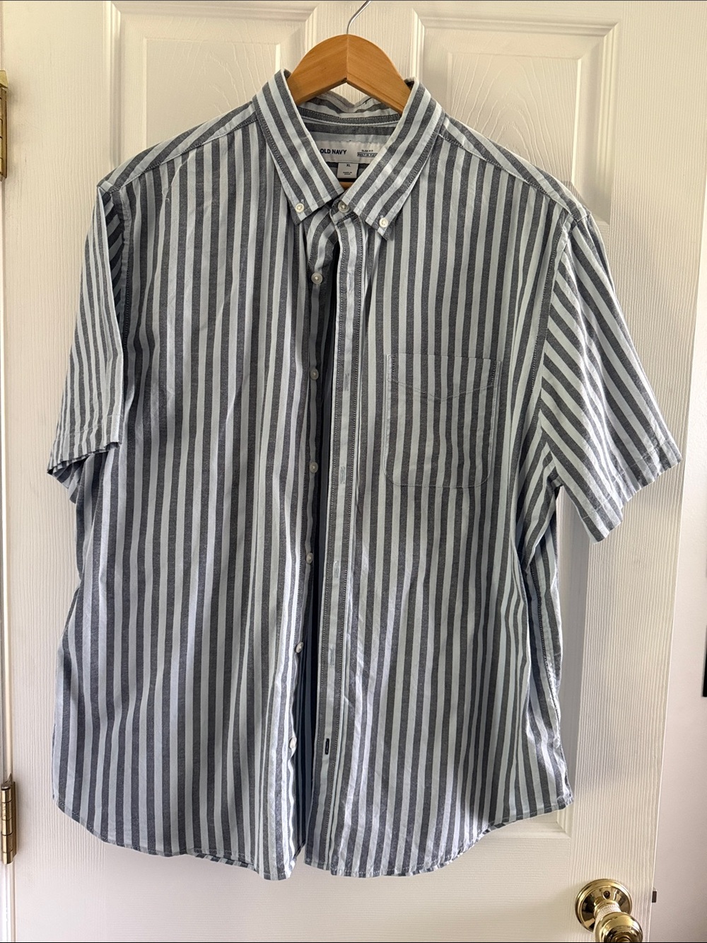 Old Navy Men’s Short-Sleeve Button-Down Shirt - dark Blue & light blue Stripes